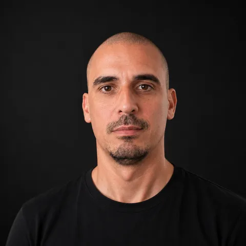 Portrait of Jérémy Santos, SEO and AI consultant, author of Zéro Corvée
